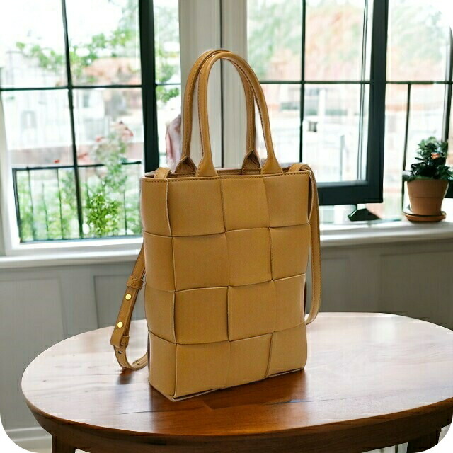 ボッテガ・ヴェネタ トートバッグ レディース BOTTEGA VENETA ラムスキン イタリア 709341 ブラウン系 バッグ 軽量 手提げ ブランド 高級 おしゃれ プレゼント 女性 実用的 かわいい