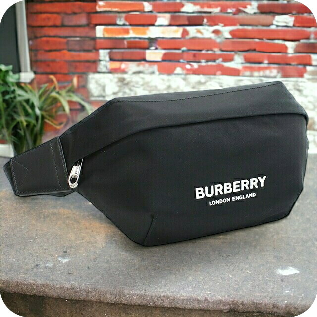 バーバリー ボディバッグ メンズ BURBERRY ナイロン 8049095 BLACK ブラック バッグ 斜めがけ 軽量 小さめ ブランド 高級 おしゃれ プレゼント 男性 実用的 かっこいい