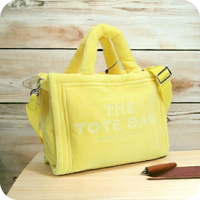 MARC JACOBS マークジェイコブス トートバッグ レディース H059M06PF22 YELLOW イエロー系 黄色 ロゴ バッグ ミニ マチあり 斜めがけ ショルダー 2way バック 誕生日 軽量 手提げ ブランド 高級 おしゃれ プレゼント 女性 実用的 かわいい