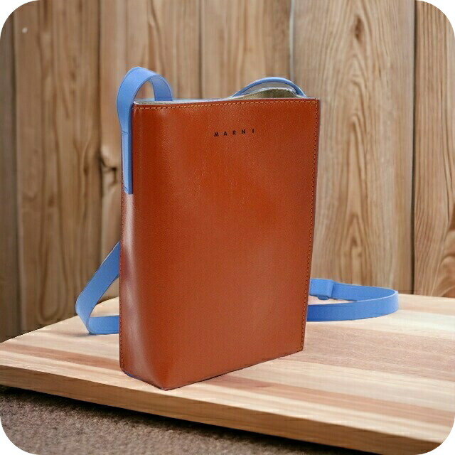 マルニ 斜め掛けショルダーバッグ メンズ MARNI レザー イタリア SBMQ0040Q0 ブラウン系 ブルー系 バッグ 斜めがけ ブランド 高級 おしゃれ プレゼント 男性 実用的 かっこいい