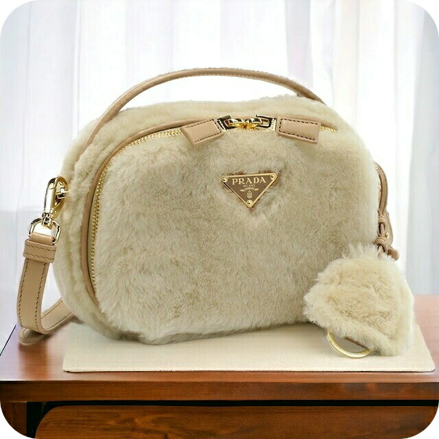 プラダ 斜め掛けショルダーバッグ レディース PRADA MONTONE フェイクファー、レザー イタリア 1BH208 ECRU+NOISETTE ベージュ系 バッグ 斜めがけ ブランド 高級 おしゃれ プレゼント 女性 実用的 かわいい